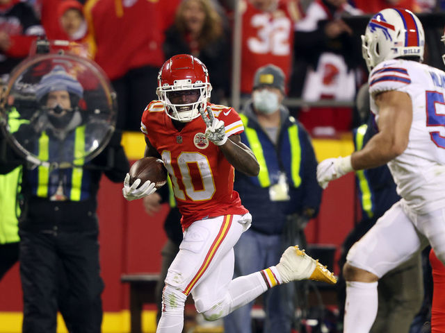 Bills' Stefon Diggs reacts to Tyreek Hill trade to Dolphins: 'The hell  going on' 