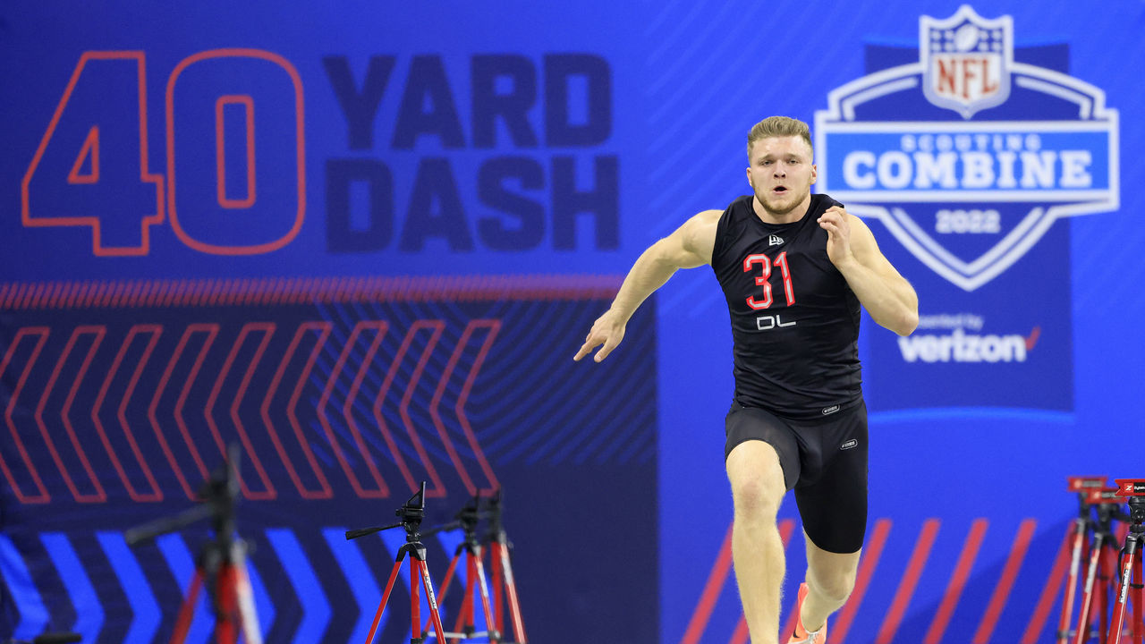 INDIANAPOLIS, INDIANA - MARCH 05: Aidan Hutchinson #DL31 of Michigan runs the 40 yard dash during the NFL Combine at Lucas Oil Stadium on March 05, 2022 in Indianapolis, Indiana.