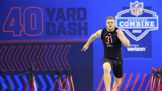 INDIANAPOLIS, INDIANA - MARCH 05: Aidan Hutchinson #DL31 of Michigan runs the 40 yard dash during the NFL Combine at Lucas Oil Stadium on March 05, 2022 in Indianapolis, Indiana.