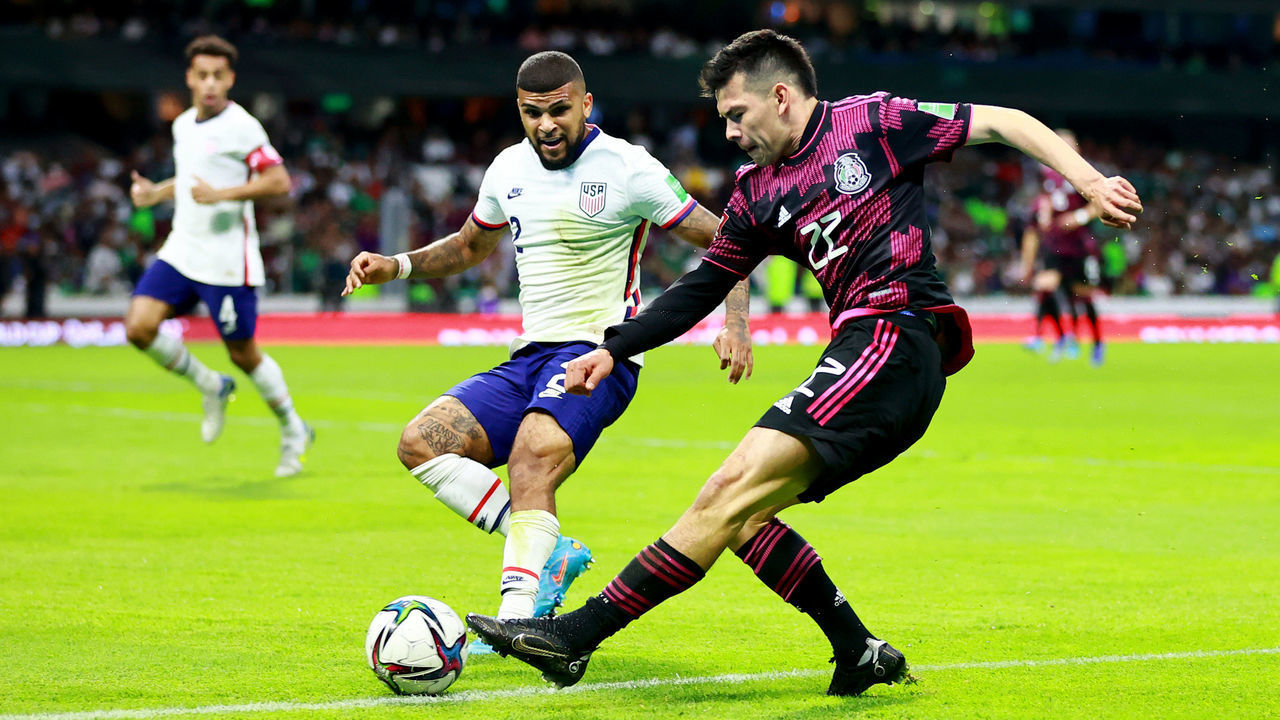 MEXICO CITY, MEXICO - MARCH 24: Hirving Lozano of Mexico controls the ball during a match between Mexico and United States as part of Concacaf 2022 FIFA World Cup Qualifiers at Azteca Stadium on March 24, 2022 in Mexico City, Mexico.