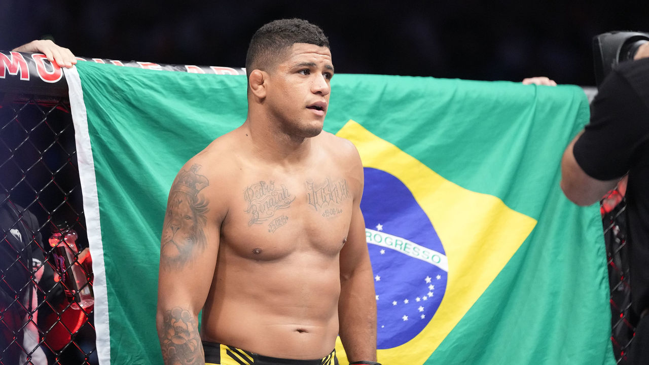 LAS VEGAS, NV - JULY 10: (L-R) Gilbert Burns prepares to fight Stephen Thompson in their welterweight bout during UFC 264 at T-Mobile Arena on July 10, 2021, in Las Vegas, Nevada, United States.