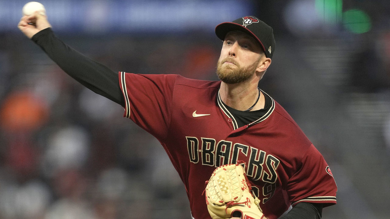 SAN FRANCISCO, CALIFORNIA - SEPTEMBER 29: Merrill Kelly #29 of the Arizona Diamondbacks pitches against the San Francisco Giants in the bottom of the first inning at Oracle Park on September 29, 2021 in San Francisco, California.