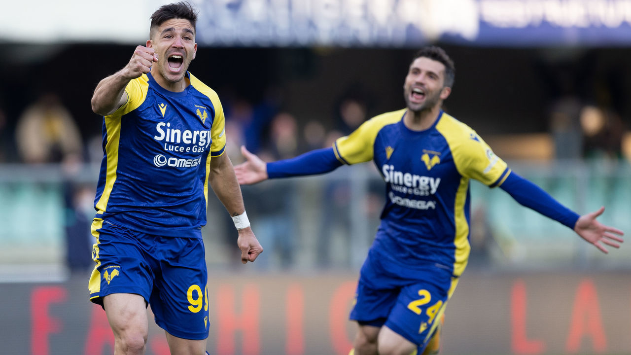 VERONA, ITALY - APRIL 04: Giovanni Simeone of Hellas Verona FC celebrates after scoring his team's first goal during the Serie A match between Hellas Verona and Genoa at Stadio Marcantonio Bentegodi on April 04, 2022 in Verona, Italy.