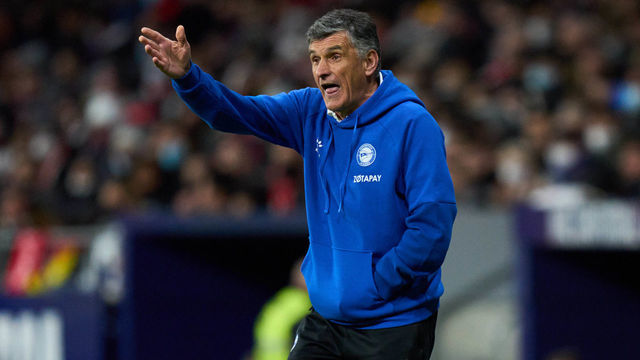 MADRID, SPAIN - APRIL 02: Head coach Jose Luis Mendilibar of Deportivo Alaves gestures during the LaLiga Santander match between Club Atletico de Madrid and Deportivo Alaves at Estadio Wanda Metropolitano on April 02, 2022 in Madrid, Spain.