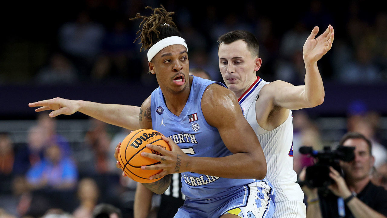 NEW ORLEANS, LOUISIANA - APRIL 04: Armando Bacot #5 of the North Carolina Tar Heels looks to pass the ball as Mitch Lightfoot #44 of the Kansas Jayhawks defends in the first half of the game during the 2022 NCAA Men's Basketball Tournament National Championship at Caesars Superdome on April 04, 2022 in New Orleans, Louisiana.