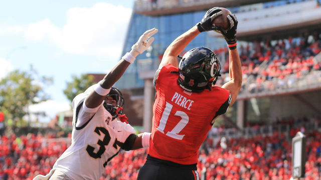 CINCINNATI, OH - OCTOBER 16: Cincinnati Bearcats wide receiver Alec Pierce (12) catches a touchdown pass during the game against the UCF Knights and the Cincinnati Bearcats on October 16, 2021, at Nippert Stadium in Cincinnati, OH.