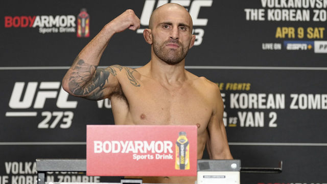 JACKSONVILLE, FLORIDA - APRIL 08: Alexander Volkanovski of Australia poses on the scale during the UFC 273 official weigh-in at the Hyatt Regency Riverfront Hotel on April 08, 2022 in Jacksonville, Florida.