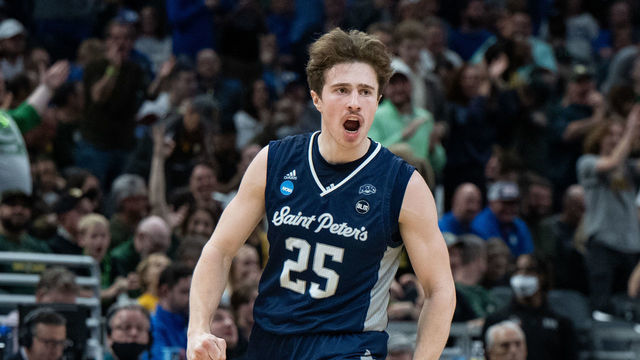 INDIANAPOLIS, IN - MARCH 17: Saint Peter's Peacocks guard Doug Edert (25) celebrates on the court during the mens March Madness college basketball game between the Kentucky Wildcats and Saint Peters Peacocks on March 17, 2022, at Gainbridge Fieldhouse in Indianapolis, IN.