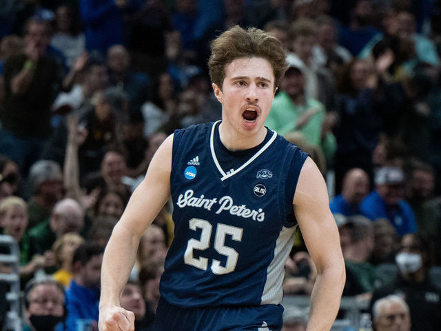 INDIANAPOLIS, IN - MARCH 17: Saint Peter's Peacocks guard Doug Edert (25) celebrates on the court during the mens March Madness college basketball game between the Kentucky Wildcats and Saint Peters Peacocks on March 17, 2022, at Gainbridge Fieldhouse in Indianapolis, IN.