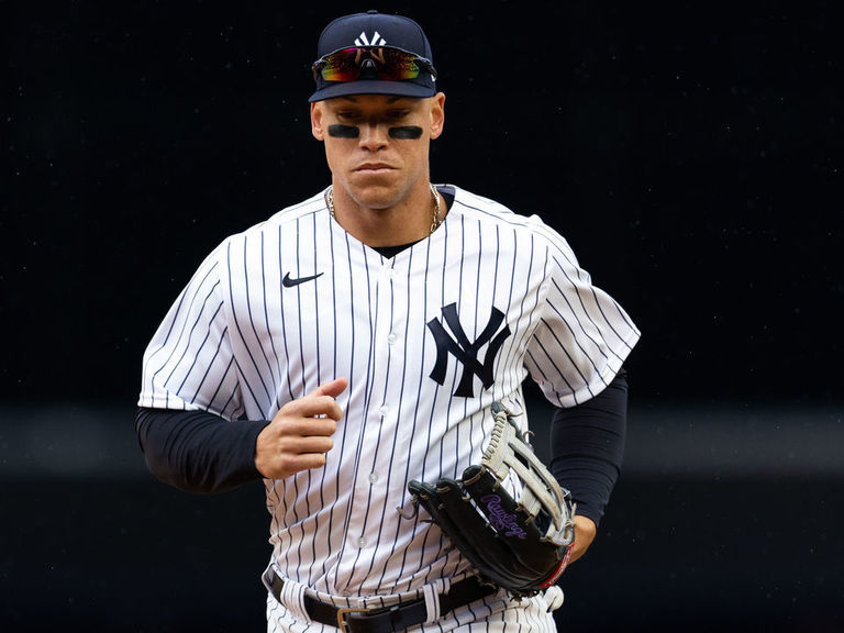 Aaron Judge reacts to getting booed by Yankees fans after hitless Game 3