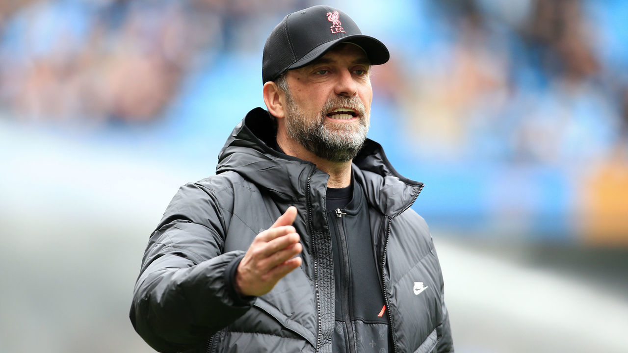 MANCHESTER, ENGLAND - APRIL 10: Liverpool manager Jurgen Klopp gestures during the Premier League match between Manchester City and Liverpool at Etihad Stadium on April 10, 2022 in Manchester, United Kingdom.