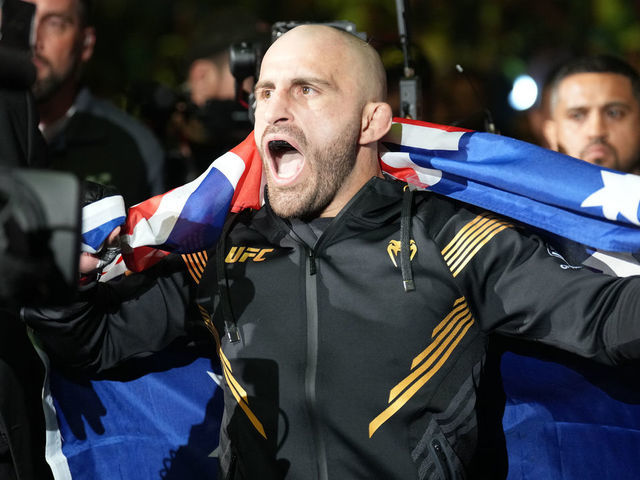 JACKSONVILLE, FL - APRIL 9: Alexander Volkanovski prepares to fight Chan Sung Jung in their Featherweight fight during the UFC 273 event on April 9, 2022, at Vystar Memorial Arena in Jacksonville, Florida.