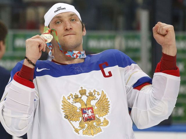 PHOTO: Alex Ovechkin feeds Vladimir Putin Veuve from World Championship Trophy