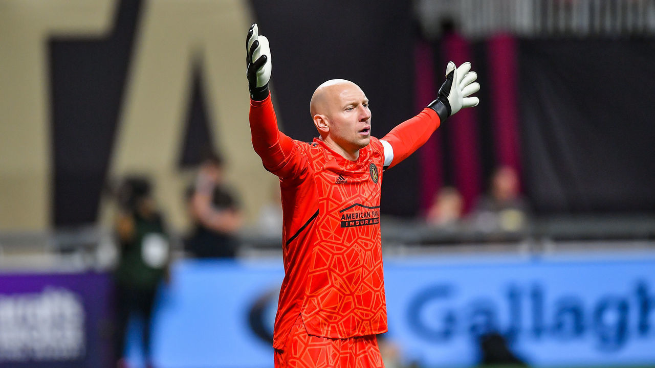 ATLANTA, GA APRIL 16: Atlanta goalkeeper Brad Guzan (1) reacts during the MLS match between FC Cincinnati and Atlanta United FC on April 16th, 2022 at Mercedes-Benz Stadium in Atlanta, GA.