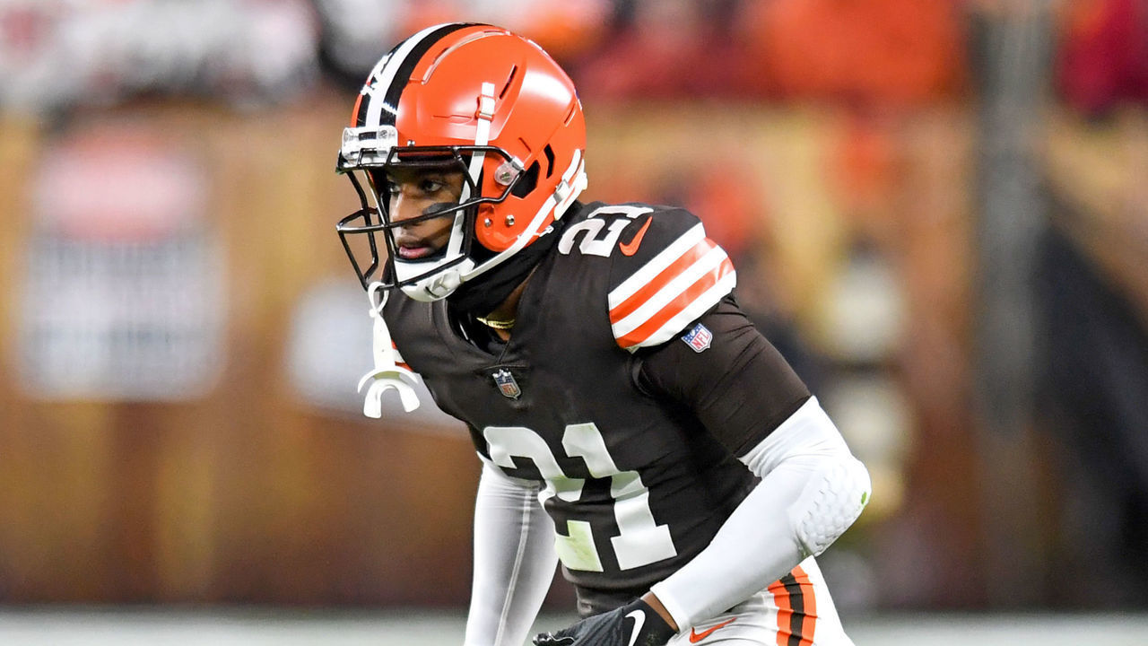 CLEVELAND, OH - DECEMBER 20: Denzel Ward #21 of the Cleveland Browns waits for the snap during the second half against the Las Vegas Raiders at FirstEnergy Stadium in Cleveland, Ohio.