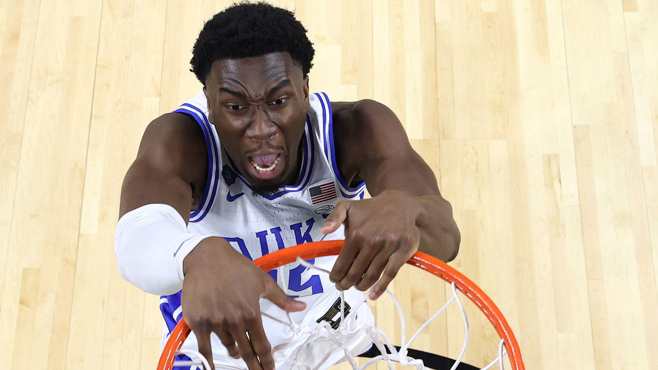 NEW ORLEANS, LOUISIANA - APRIL 02: Mark Williams #15 of the Duke Blue Devils dunks the ball against the North Carolina Tar Heels during the first half in the semifinal game of the 2022 NCAA Men's Basketball Tournament Final Four at Caesars Superdome on April 02, 2022 in New Orleans, Louisiana.