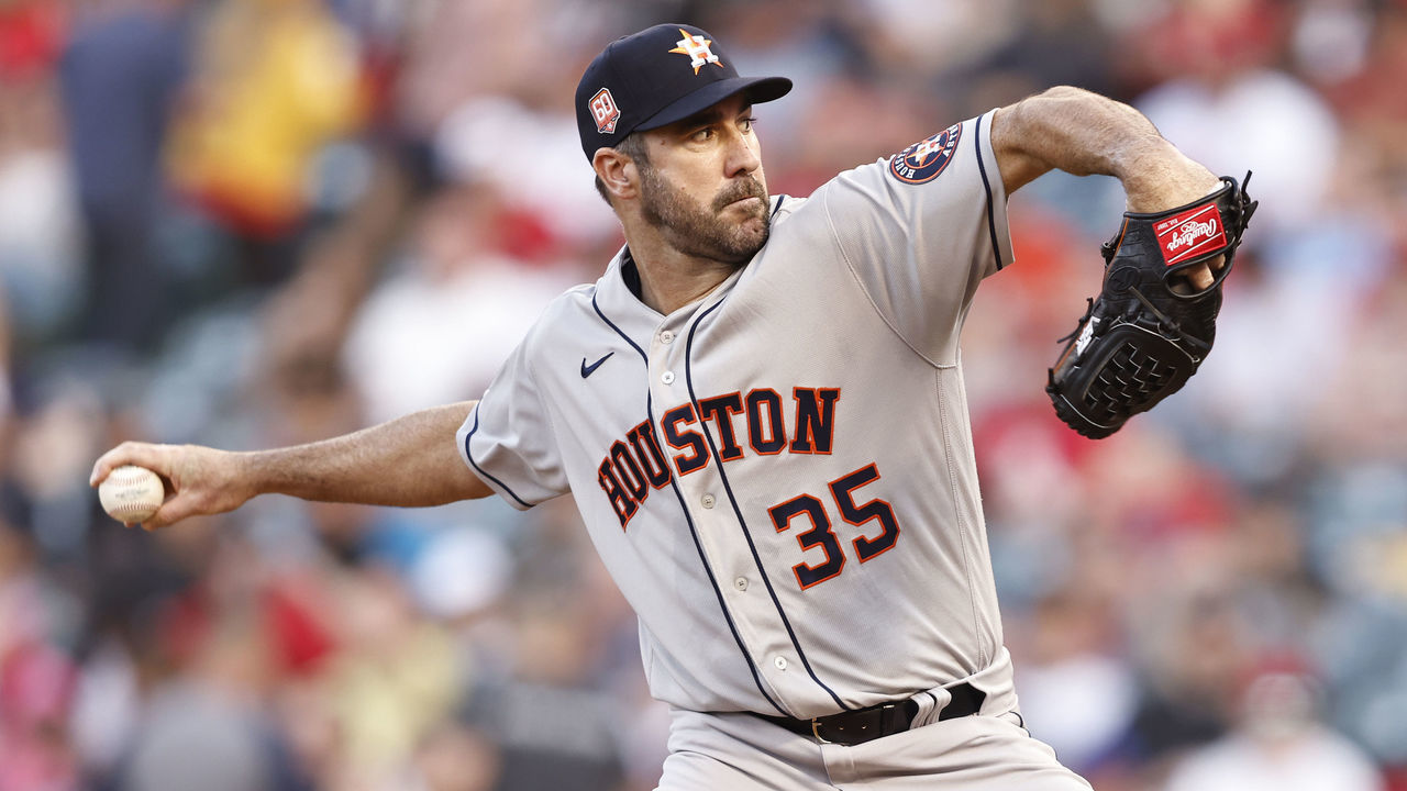 ANAHEIM, CALIFORNIA - APRIL 09: Justin Verlander #35 of the Houston Astros pitches against the Los Angeles Angels during the first inning at Angel Stadium of Anaheim on April 09, 2022 in Anaheim, California.