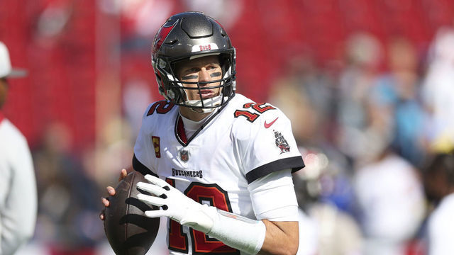 Football: NFL Playoffs: Tampa Bay Buccaneers QB Tom Brady (12) warming up before game vs Los Angeles Rams at Raymond James Stadium. Tampa, FL 1/23/2022 CREDIT: Simon Bruty