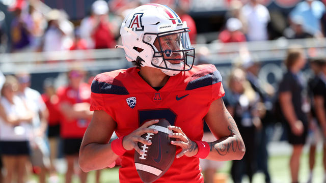 TUCSON, AZ - APRIL 09: University of Arizona Wildcat quarterback #7 Jayden de Laura warms up prior to the Arizona spring football game on April 9, 2022 at Arizona Stadium in Tucson, Arizona.