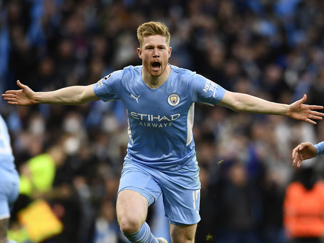 Kevin De Bruyne of Manchester City celebrates after scoring his sides first goal during the UEFA Champions League Semi Final Leg One match between Manchester City and Real Madrid at City of Manchester Stadium on April 26, 2022 in Manchester, United Kingdom.