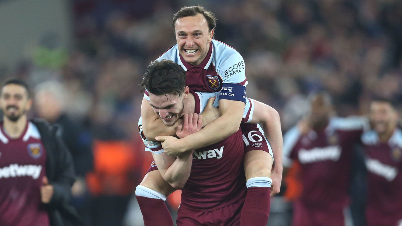 LONDON, ENGLAND - MARCH 17: West Ham United's Declan Rice and Mark Noble celebrate at the end of the match during the UEFA Europa League Round of 16 Leg Two match between West Ham United and Sevilla FC at London Stadium on March 17, 2022 in London, United Kingdom.