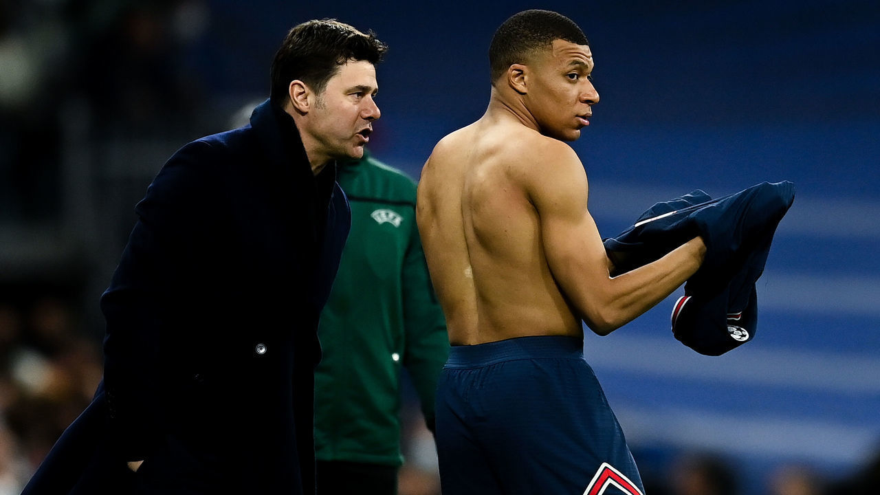 MADRID, SPAIN - MARCH 09: Head coach Mauricio Pochettino of Paris Saint-Germain directs his players Kylian Mbappe during the UEFA Champions League Round Of Sixteen Leg Two match between Real Madrid and Paris Saint-Germain at Estadio Santiago Bernabeu on March 09, 2022 in Madrid, Spain.