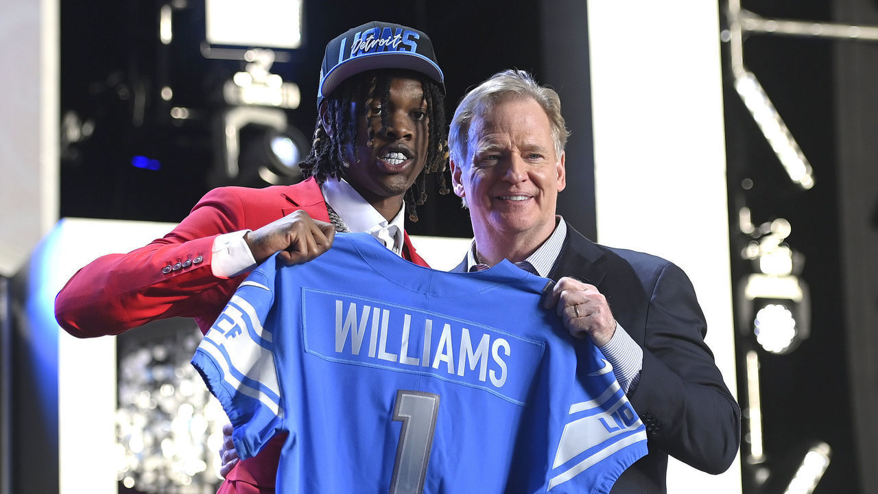 LAS VEGAS, NEVADA - APRIL 28: (L-R) Jameson Williams poses with NFL Commissioner Roger Goodell onstage after being selected 12th by the Detroit Lions during round one of the 2022 NFL Draft on April 28, 2022 in Las Vegas, Nevada.