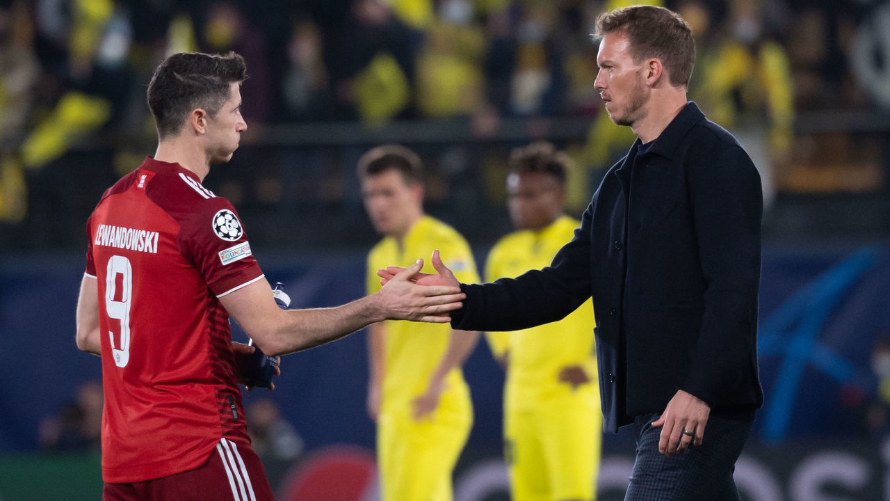 06 April 2022, Spain, Villarreal: Soccer: Champions League, FC Villarreal - Bayern Munich, knockout round, quarterfinals, first leg at Estadio de la Ceramica. Coach Julian Nagelsmann (r) of Munich and Robert Lewandowski stand together after the match. Photo: Sven Hoppe/dpa