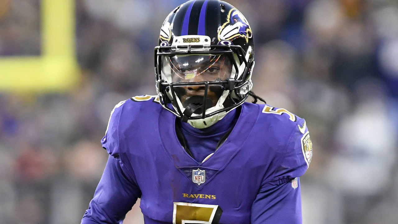 BALTIMORE, MD - DECEMBER 19: Ravens wide receiver Marquise Hollywood Brown (5) runs after a catch during the Green Bay Packers versus Baltimore Ravens NFL game at M&T Bank Stadium on December 19, 2021 in Baltimore, MD.