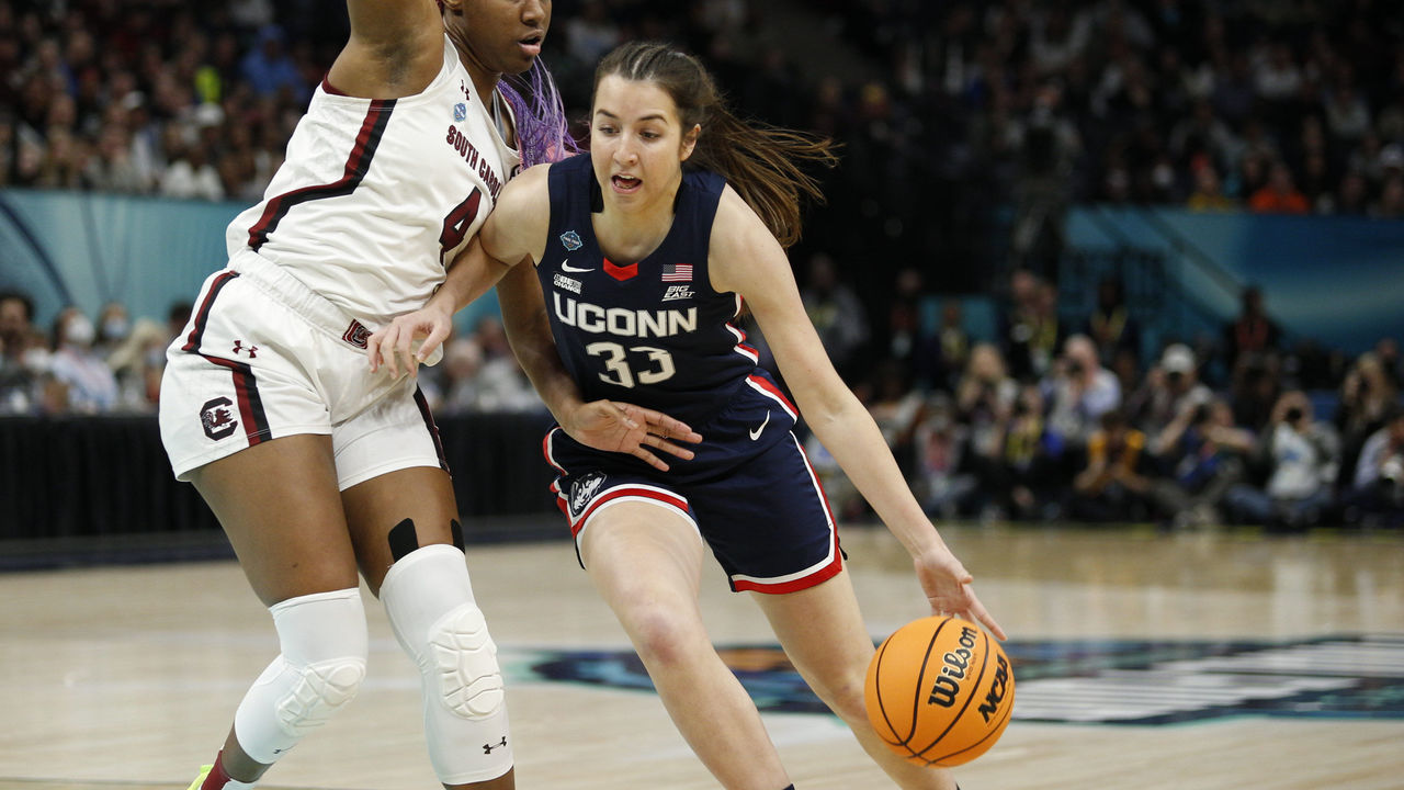 MINNEAPOLIS, MN - APRIL 03: UConn Huskies guard Caroline Ducharme (33) drives to the basket while being guarded by South Carolina Gamecocks forward Aliyah Boston (4) during the Women's Final Four Championship game between the Connecticut Huskies and the South Carolina Gamecocks on April 3rd, 2022, at Target Center in Minneapolis, MN.
