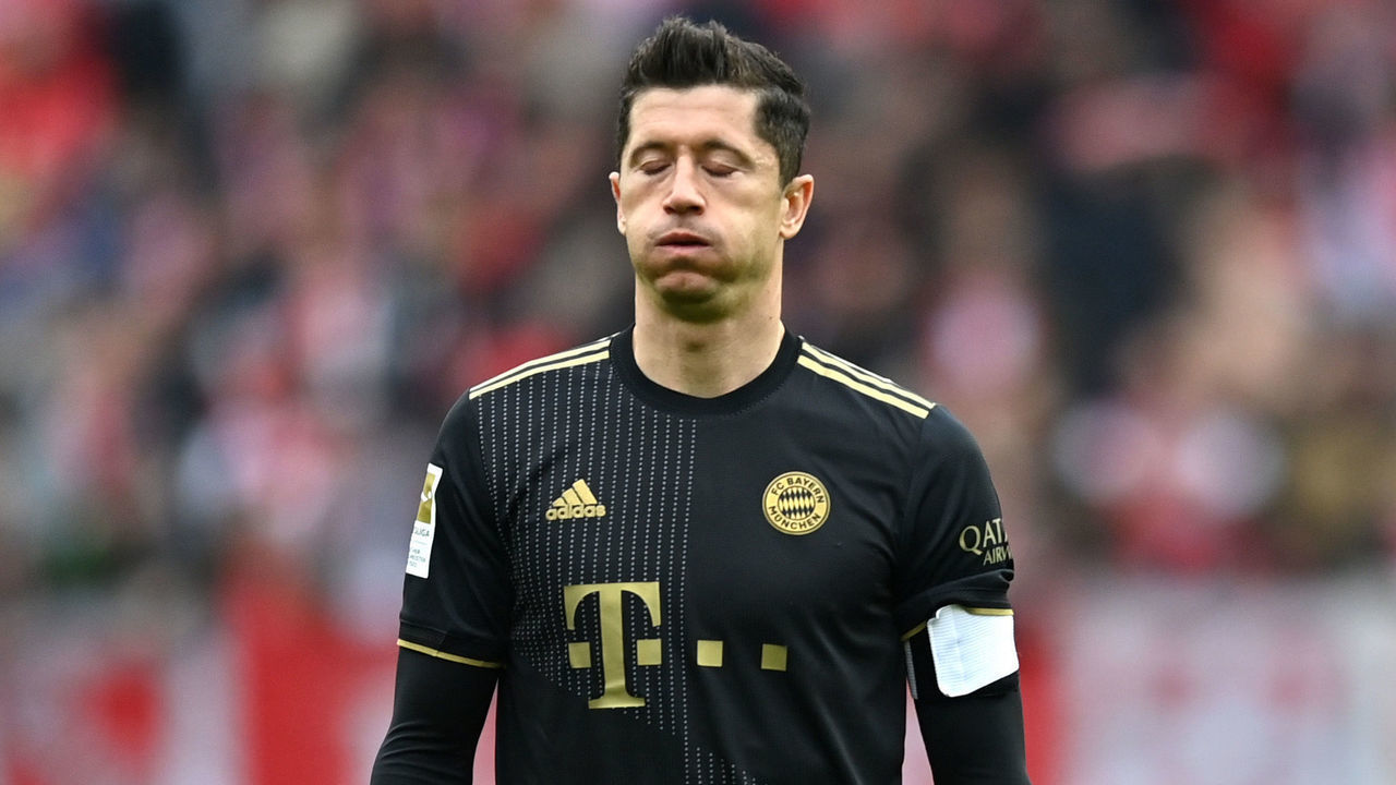 MAINZ, GERMANY - APRIL 30: Robert Lewandowski of FC Bayern Muenchen reacts during the Bundesliga match between 1. FSV Mainz 05 and FC Bayern Muenchen at Opel Arena on April 30, 2022 in Mainz, Germany.
