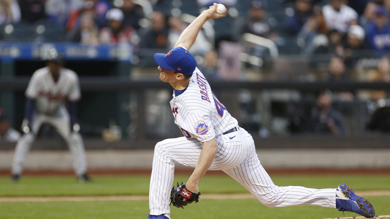 NEW YORK, NEW YORK - MAY 02: Chris Bassitt #40 of the New York Mets pitches during the first inning against the Atlanta Braves at Citi Field on May 02, 2022 in the Queens borough of New York City.