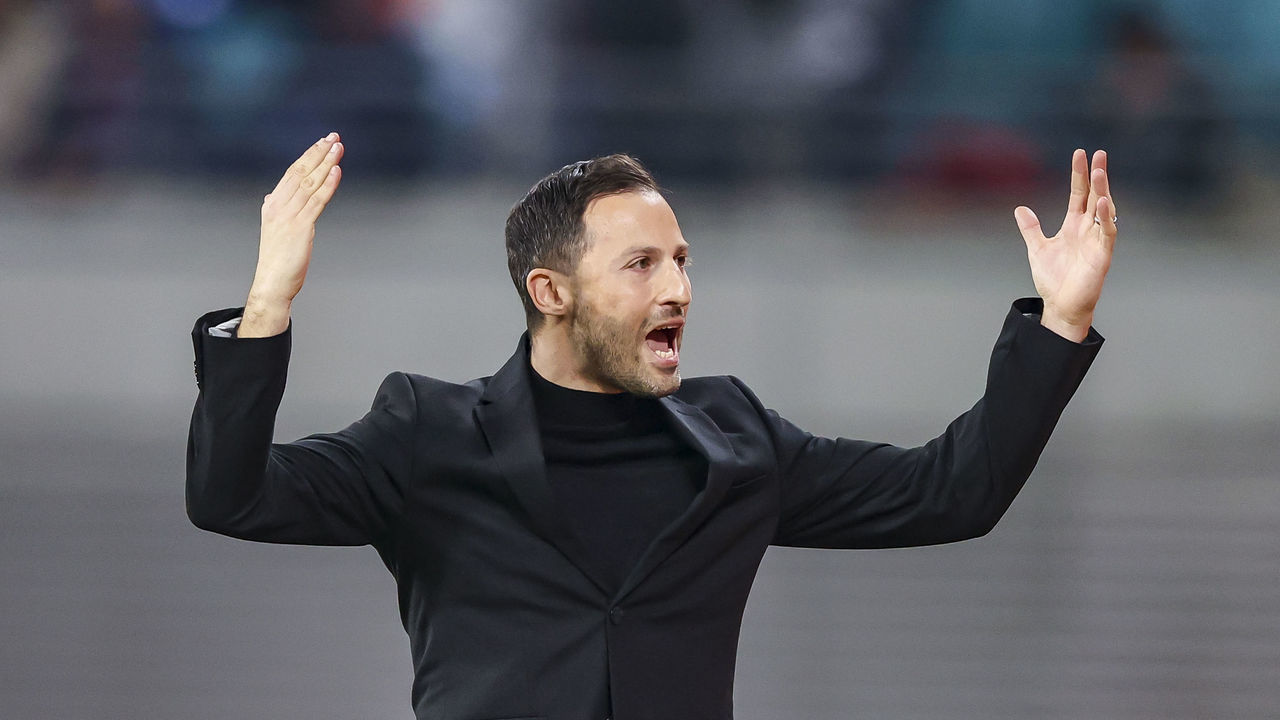 28 April 2022, Saxony, Leipzig: Soccer: Europa League, RB Leipzig - Glasgow Rangers, knockout round, semifinals, first leg, Red Bull Arena. Leipzig coach Domenico Tedesco reacts on the sidelines. Photo: Jan Woitas/dpa