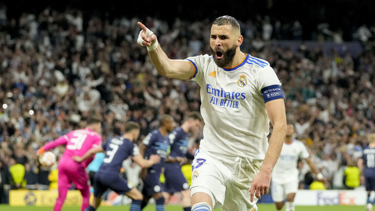 MADRID, SPAIN - MAY 04: Karim Benzema of Real Madrid CF celebrates after scoring his team's third goal during the UEFA Champions League Semi Final Leg Two match between Real Madrid and Manchester City at Estadio Santiago Bernabeu on May 4, 2022 in Madrid, Spain.