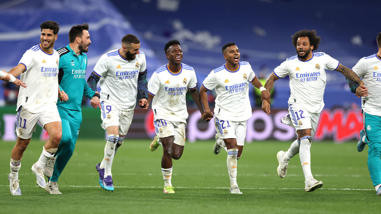 MADRID, SPAIN - MAY 04: Real Madrid players celebrate following the final whistle of the UEFA Champions League Semi Final Leg Two match between Real Madrid and Manchester City at Estadio Santiago Bernabeu on May 04, 2022 in Madrid, Spain.