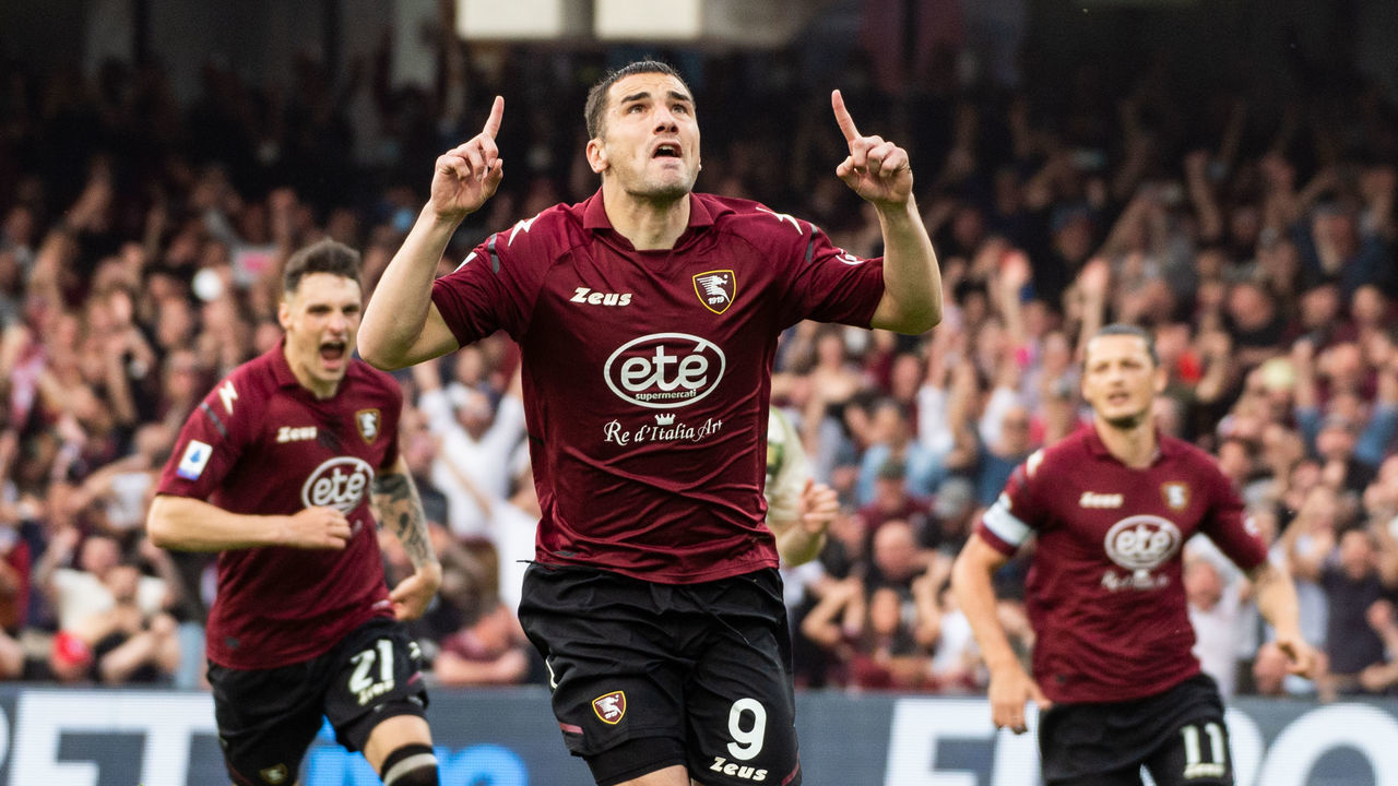 SALERNO, ITALY - MAY 05: Federico Bonazzoli of US Salernitana celebrates after scoring a goal to make it 1-0 during the Serie A match between US Salernitana and ACF Fiorentina at Stadio Arechi on May 05, 2022 in Salerno, Italy.