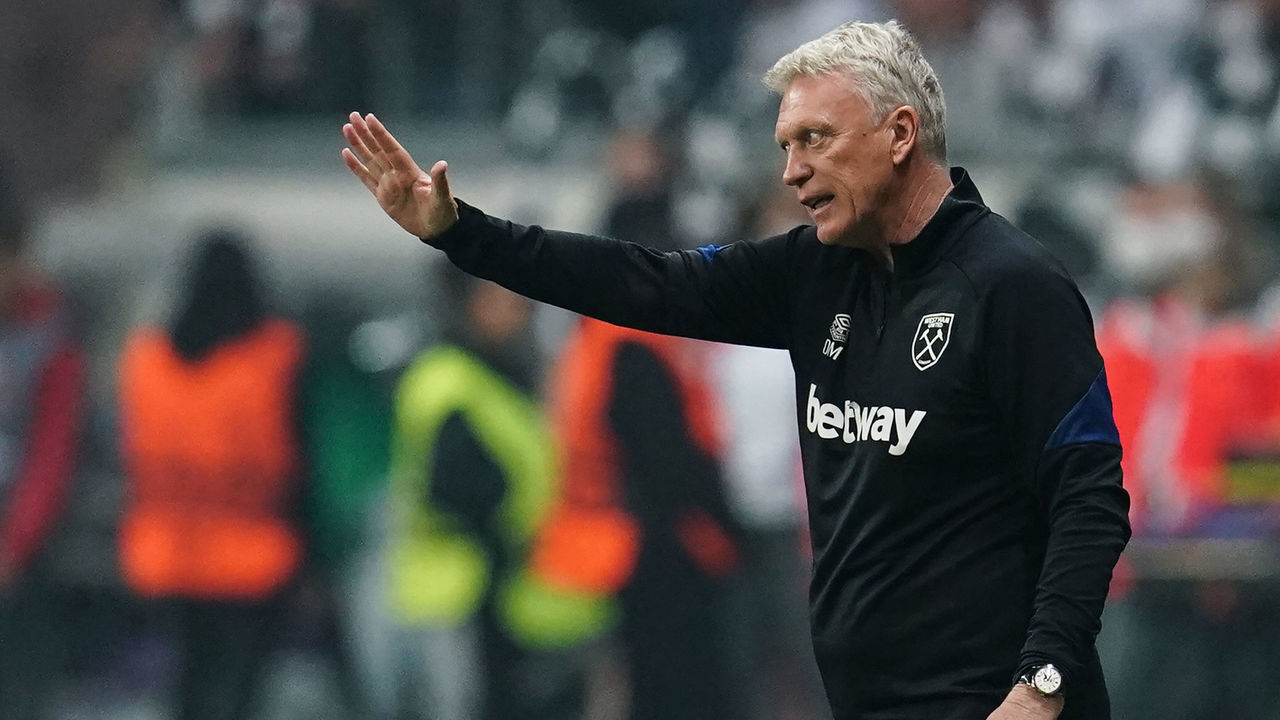 05 May 2022, Hessen, Frankfurt/Main: Soccer: Europa League, Eintracht Frankfurt - West Ham United, knockout round, semifinals, second leg at Deutsche Bank Park, West Ham United coach David Moyes gestures. Photo: Uwe Anspach/dpa