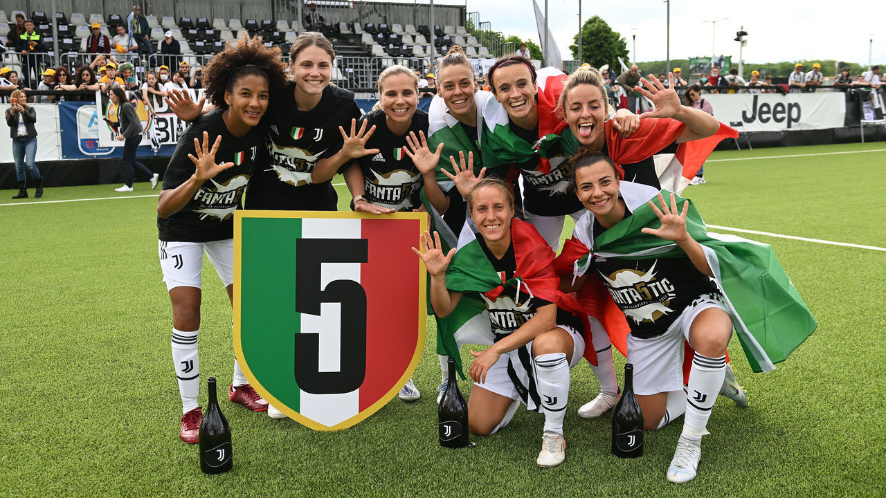 VINOVO, ITALY - MAY 07: Juventus players celebrate after their sides victory and finishing the season as Women's Serie A champions during the Women's Serie A match between Juventus and US Sassuolo at Juventus Center Vinovo on May 07, 2022 in Vinovo, Italy.