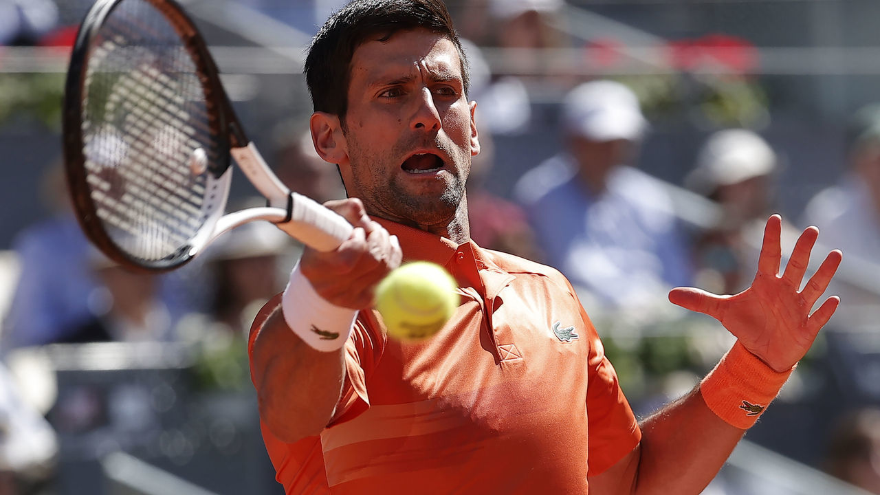 İspanya'nın baÅkenti Madrid'de yapılan Mutua Madrid Open Tenis Turnuvası'nın ATP Masters 1000 Açık erkekler klasmanı yarı final maçında, Sırp tenisçi Novak Djokovic (fotoÄrafta) ile İspanyol tenisçi Carlos Alcaraz, Caja Magica'da karÅılaÅtı.