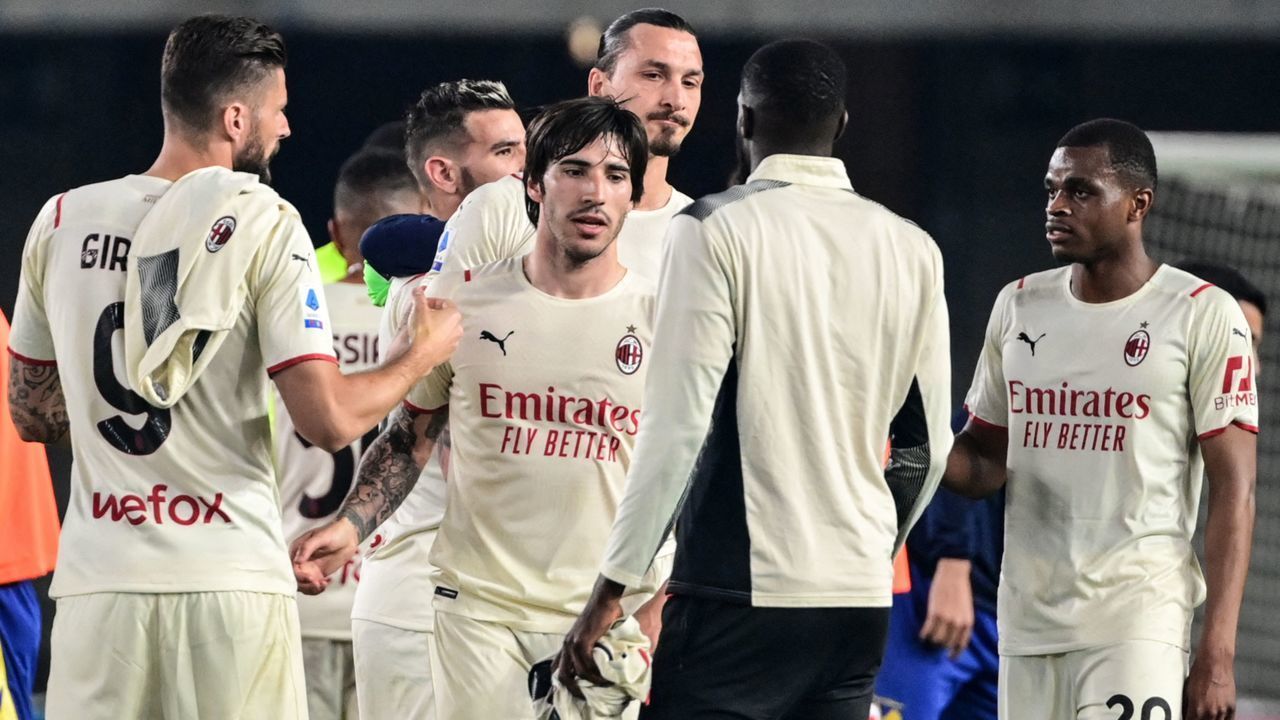 AC Milan's Italian midfielder Sandro Tonali (C) celebrates with teammates at the end of the Italian Serie A football match between Hellas Verona and AC Milan on May 8, 2022 at the Marcantonio-Bentegodi stadium in Verona.