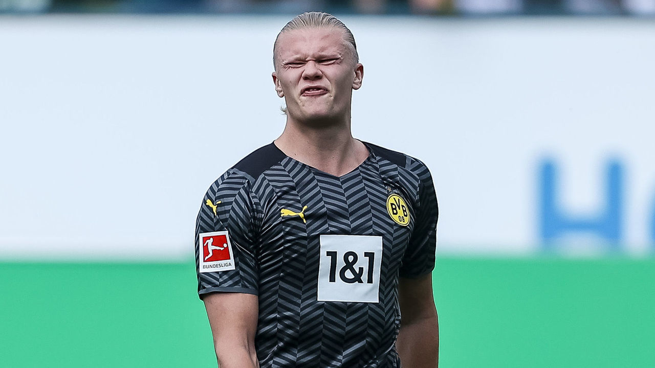 FUERTH, GERMANY - MAY 07: Erling Haaland of Borussia Dortmund gestures during the Bundesliga match between SpVgg Greuther Fürth and Borussia Dortmund at Sportpark Ronhof Thomas Sommer on May 7, 2022 in Fuerth, Germany.