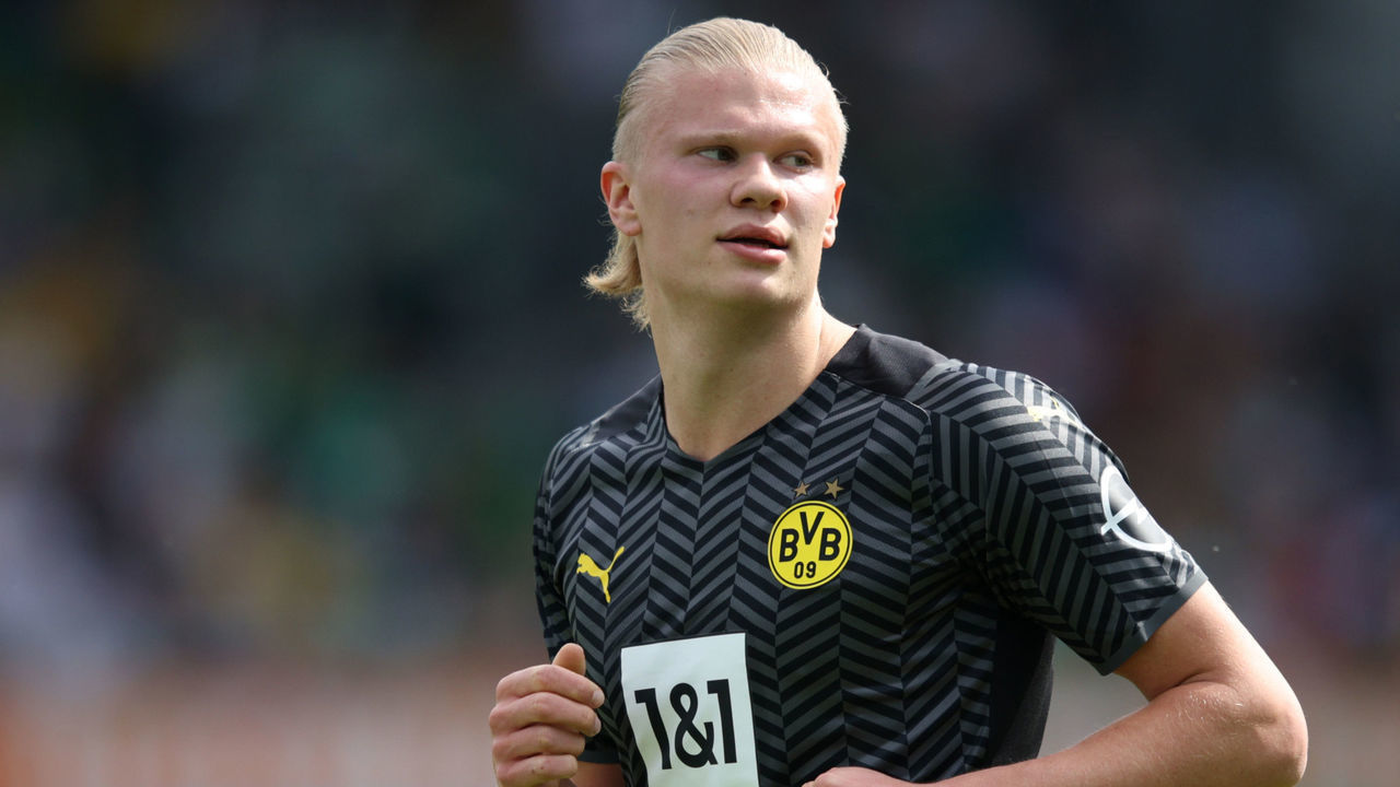 FUERTH, GERMANY - MAY 07: Erling Haaland of Borussia Dortmund looks on during the Bundesliga match between SpVgg Greuther Fürth and Borussia Dortmund at Sportpark Ronhof Thomas Sommer on May 07, 2022 in Fuerth, Germany.