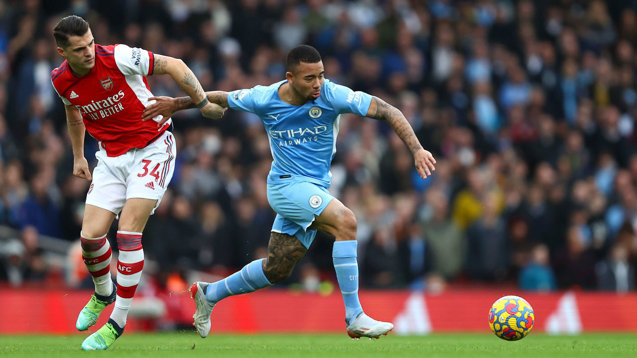 LONDON, ENGLAND - JANUARY 01: Gabriel Jesus of Manchester City is challenged by Granit Xhaka of Arsenal during the Premier League match between Arsenal and Manchester City at Emirates Stadium on January 01, 2022 in London, England.