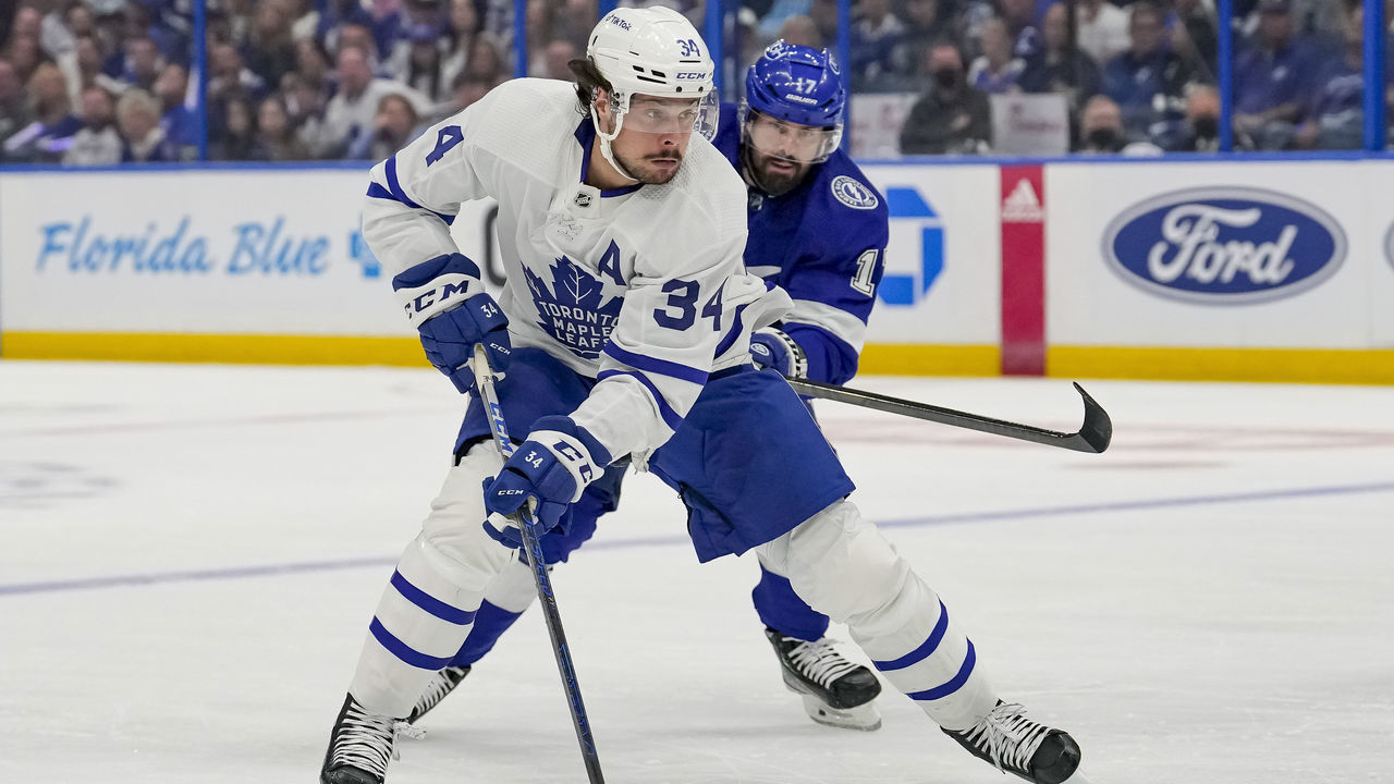 TAMPA, FL - MAY 12: Toronto Maple Leafs center Auston Matthews (34) skates with the puck and Tampa Bay Lightning left wing Alex Killorn (17) looks to defend during the NHL Hockey game 6 of the first round of the Stanley Cup Playoffs between Tampa Bay Lightning and the Toronto Maple Leafs on May 12, 2022 at Amalie Arena in Tampa Florida