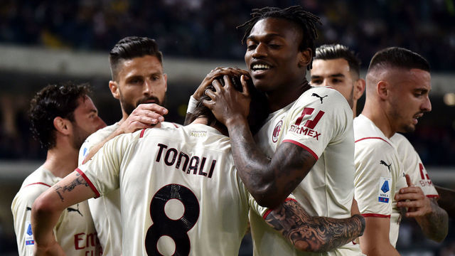 MARCANTONIO BENTEGODI STADIUM, VERONA, ITALY - 2022/05/08: Sandro Tonali of AC Milan celebrates with Rafael Leao of AC Milan and team mates after scoring a goal, later cancelled by the VAR, during the Serie A 2021/2022 football match between Hellas Verona and AC Milan. Milan won 3-1 over Verona.
