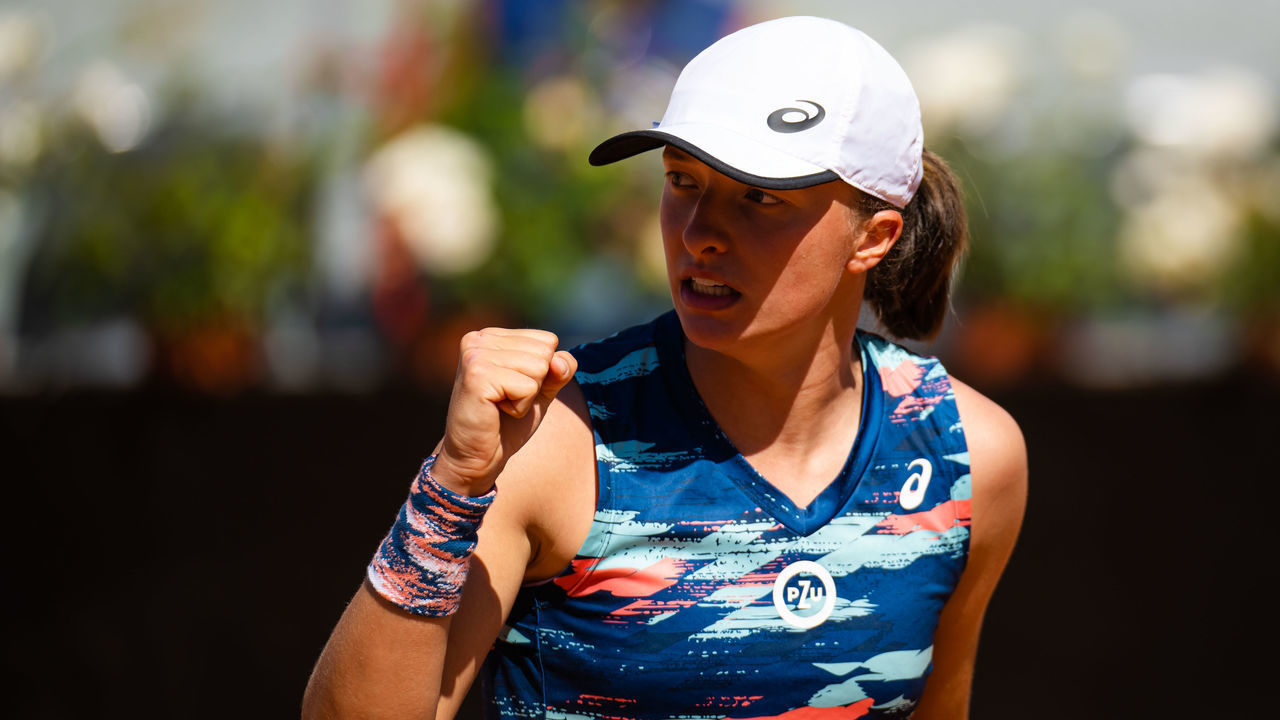 ROME, ITALY - MAY 13: Iga Swiatek of Poland in action against Bianca Andreescu of Canada in her quarter-final match during Day 6 of the Internazionali BNL D'Italia at Foro Italico on May 13, 2022 in Rome, Italy
