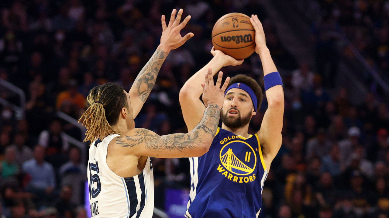 SAN FRANCISCO, CALIFORNIA - MAY 13: Klay Thompson #11 of the Golden State Warriors takes a shot against Brandon Clarke #15 of the Memphis Grizzlies during the second quarter in Game Six of the 2022 NBA Playoffs Western Conference Semifinals at Chase Center on May 13, 2022 in San Francisco, California. NOTE TO USER: User expressly acknowledges and agrees that, by downloading and/or using this photograph, User is consenting to the terms and conditions of the Getty Images License Agreement.