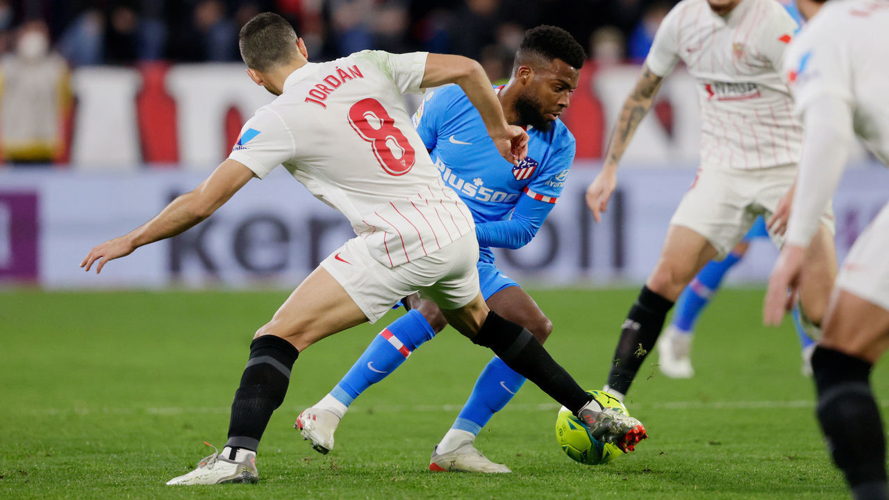 SEVILLA, SPAIN - DECEMBER 18: Joan Jordan of Sevilla FC, Thomas Lemar of Atletico Madrid during the La Liga Santander match between Sevilla v Atletico Madrid at the Estadio Ramon Sanchez Pizjuan on December 18, 2021 in Sevilla Spain