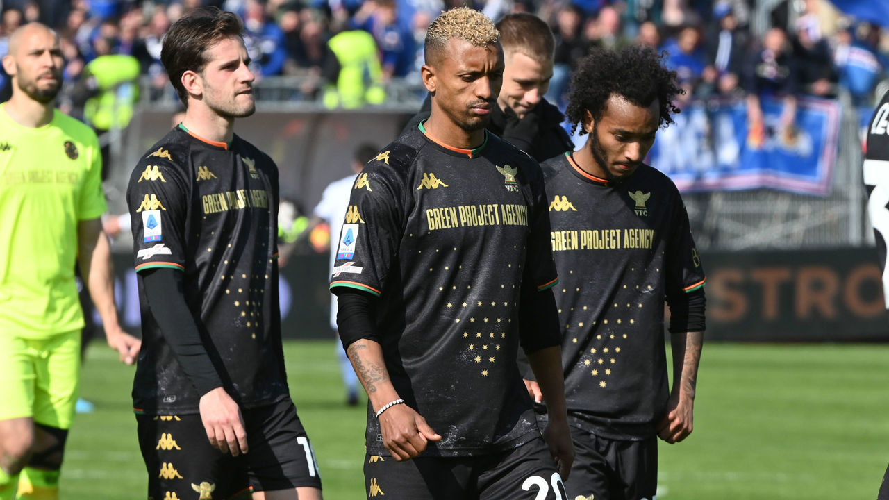 VENICE, ITALY - MARCH 20: Players of Venezia show their dejection during the Serie A match between Venezia FC and UC Sampdoria at Stadio Pier Luigi Penzo on March 20, 2022 in Venice, Italy.