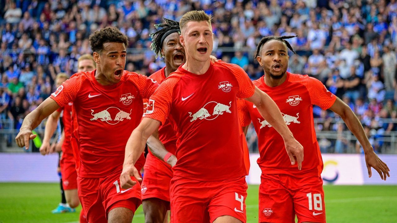 Leipzig's Hungarian defender Willi Orban (C) celebrates scoring the 1-1 goal during the German first division Bundesliga football match Arminia Bielefeld v RB Leipzig in Bielefeld, western Germany, on May 14, 2022. - DFL REGULATIONS PROHIBIT ANY USE OF PHOTOGRAPHS AS IMAGE SEQUENCES AND/OR QUASI-VIDEO